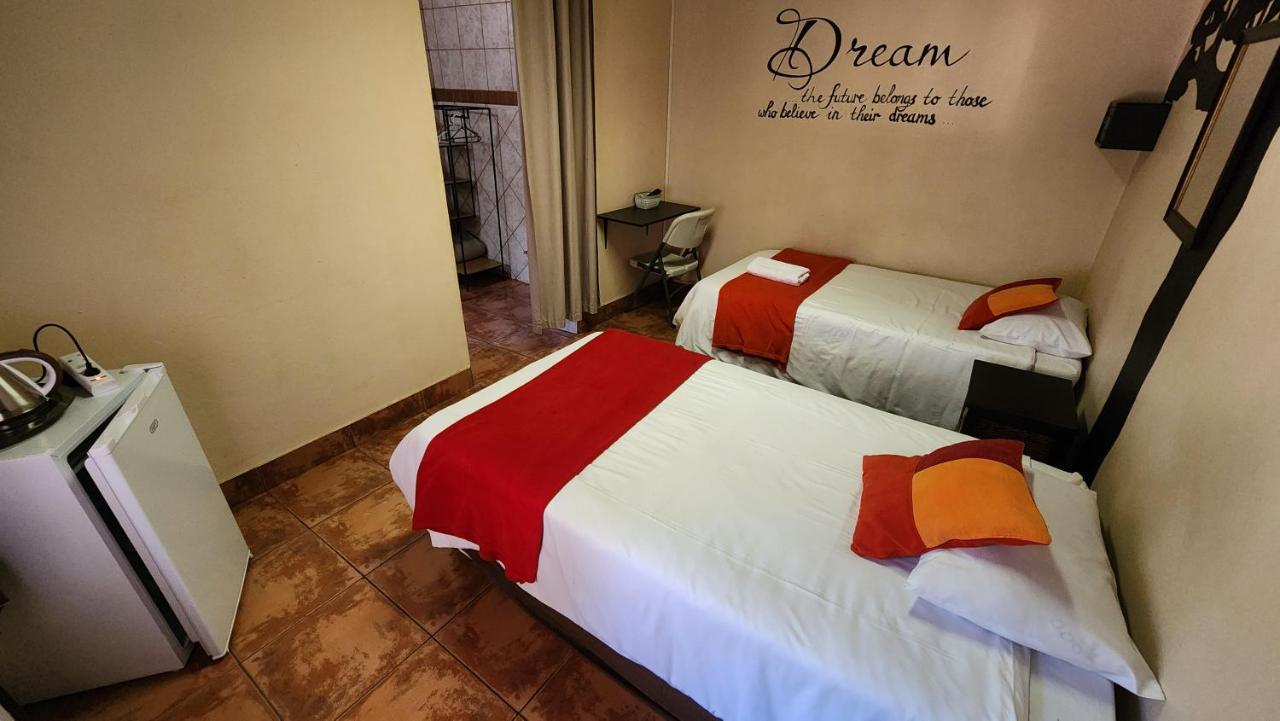 Casa Feliz Hotel Мокопане Екстериор снимка